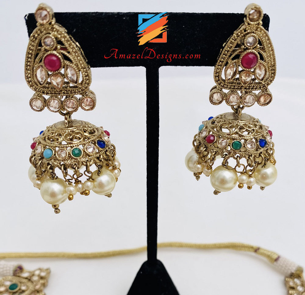 Mehrfarbige matte Antikgold-Halskette, Jhumki-Ohrringe, Tikka-Set mit weißen Perlen 