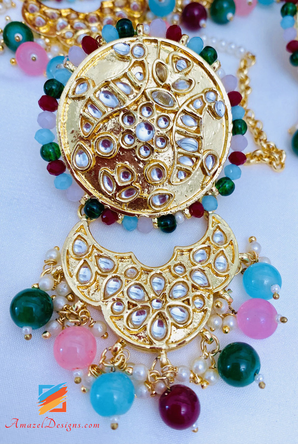 Mehrfarbiger Kundan-Halsband mit Ohrringen im Tikka-Set 