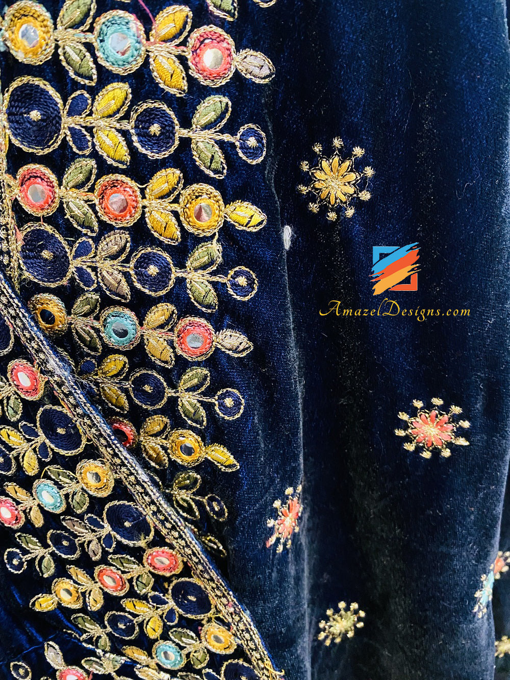 Mehrfarbiger Tilla Work-Schal aus blauem Samt mit Fadenspiegel 