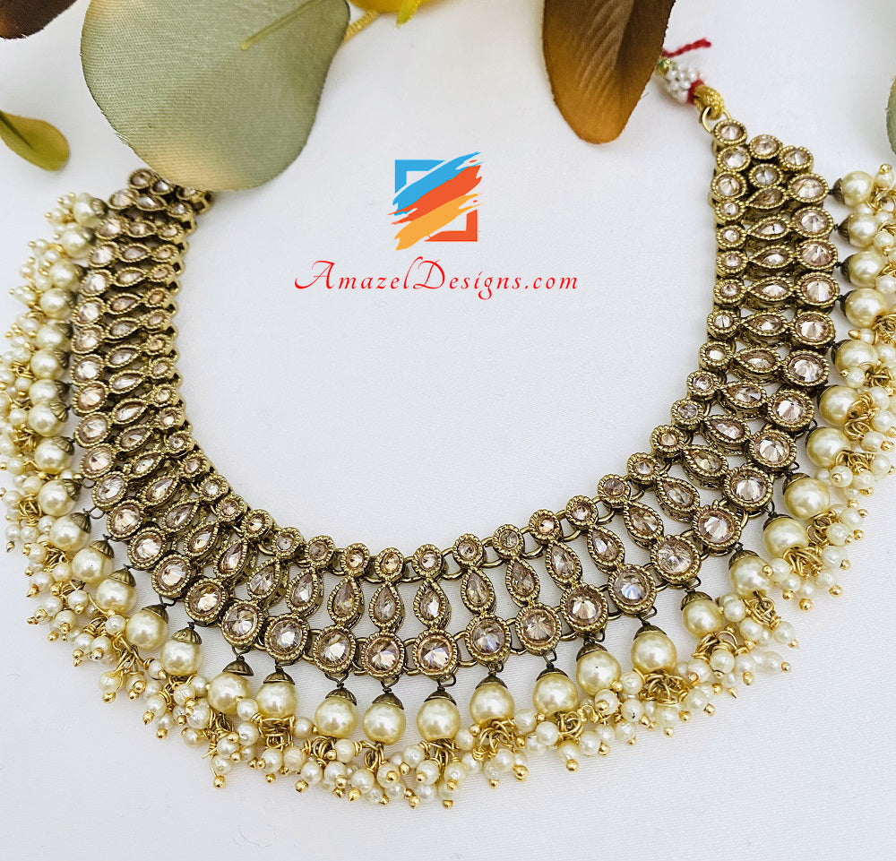 Halsketten-Set mit Perlenbündeln und Jhumki-Ohrring-Set 