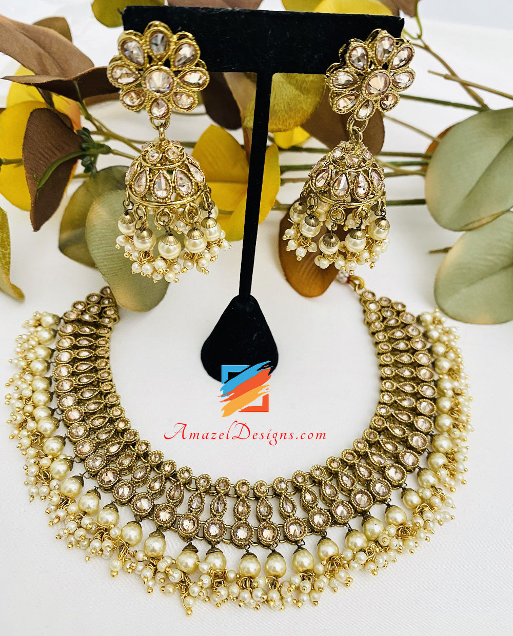 Halsketten-Set mit Perlenbündeln und Jhumki-Ohrring-Set 