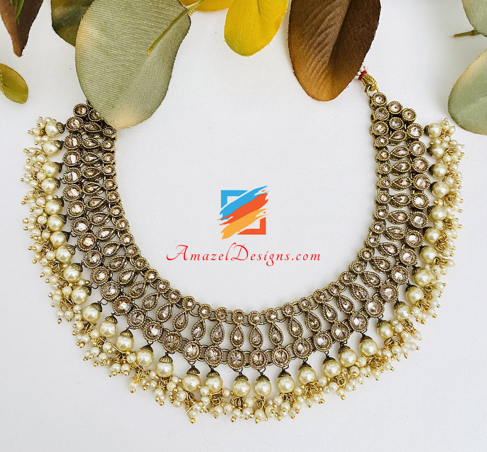 Set di collana con mazzi di perline e set di orecchini Jhumki 