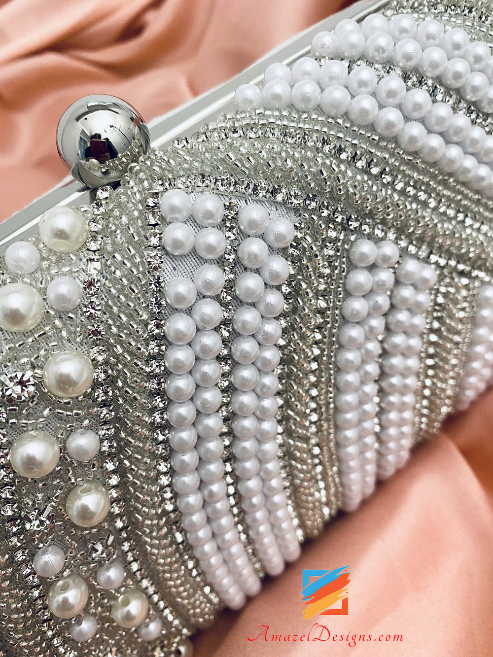 Pochette con perline fini in cristallo di perle bianche argentate su un lato 