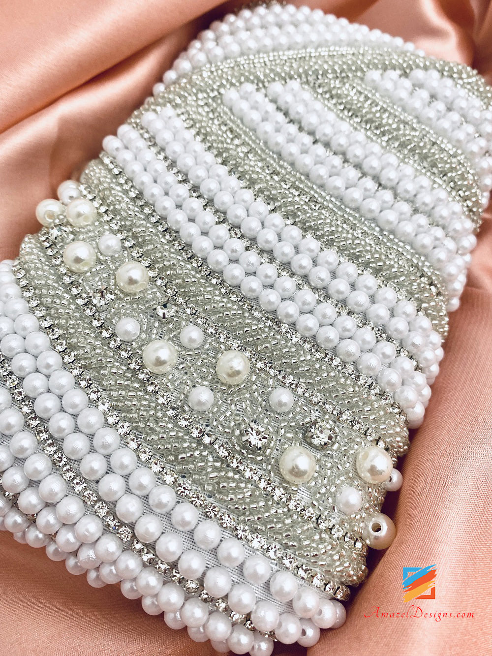 Pochette con perline fini in cristallo di perle bianche argentate su un lato 