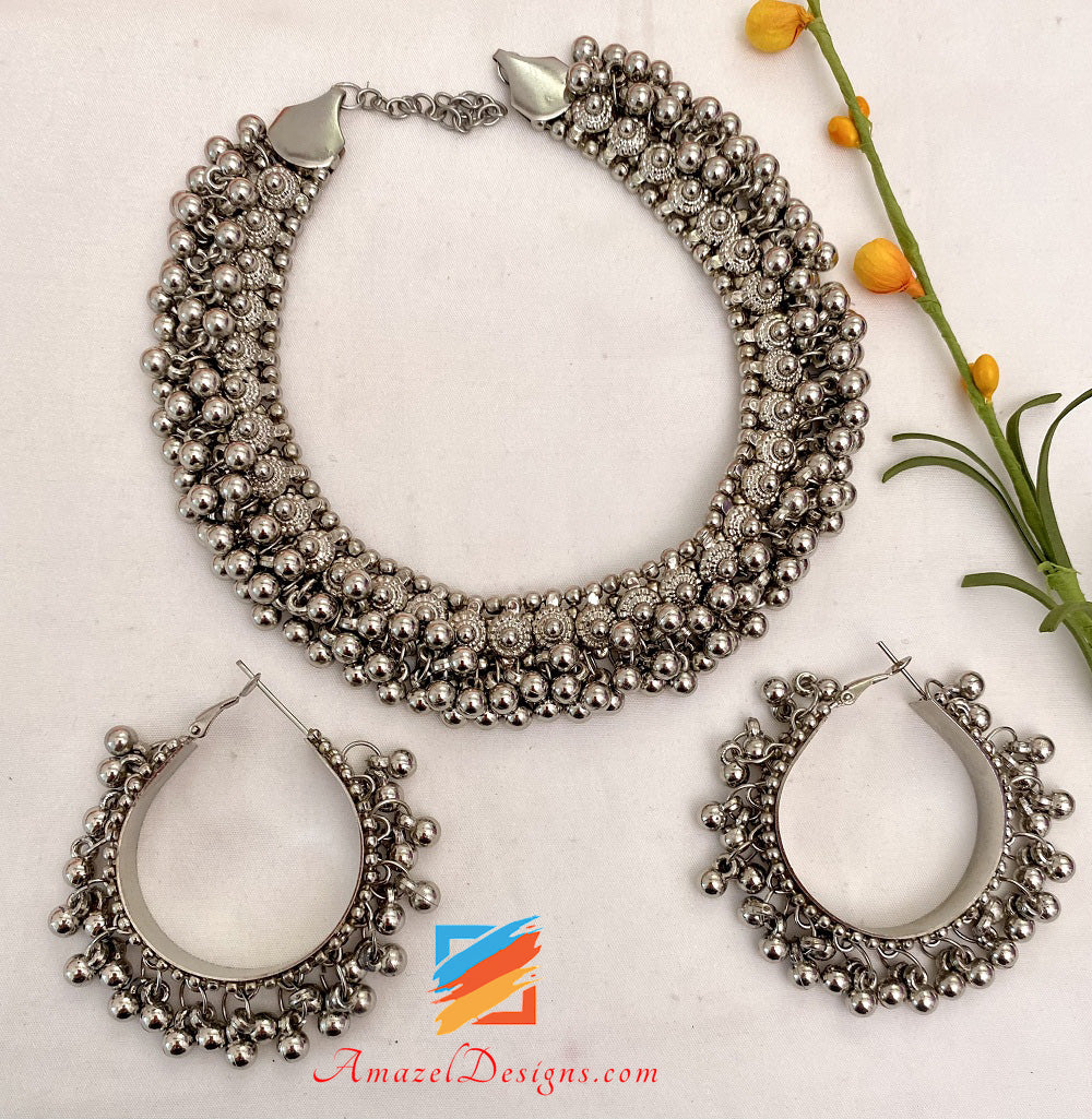 Set aus Halskette und Ohrringen aus oxidiertem Silber 