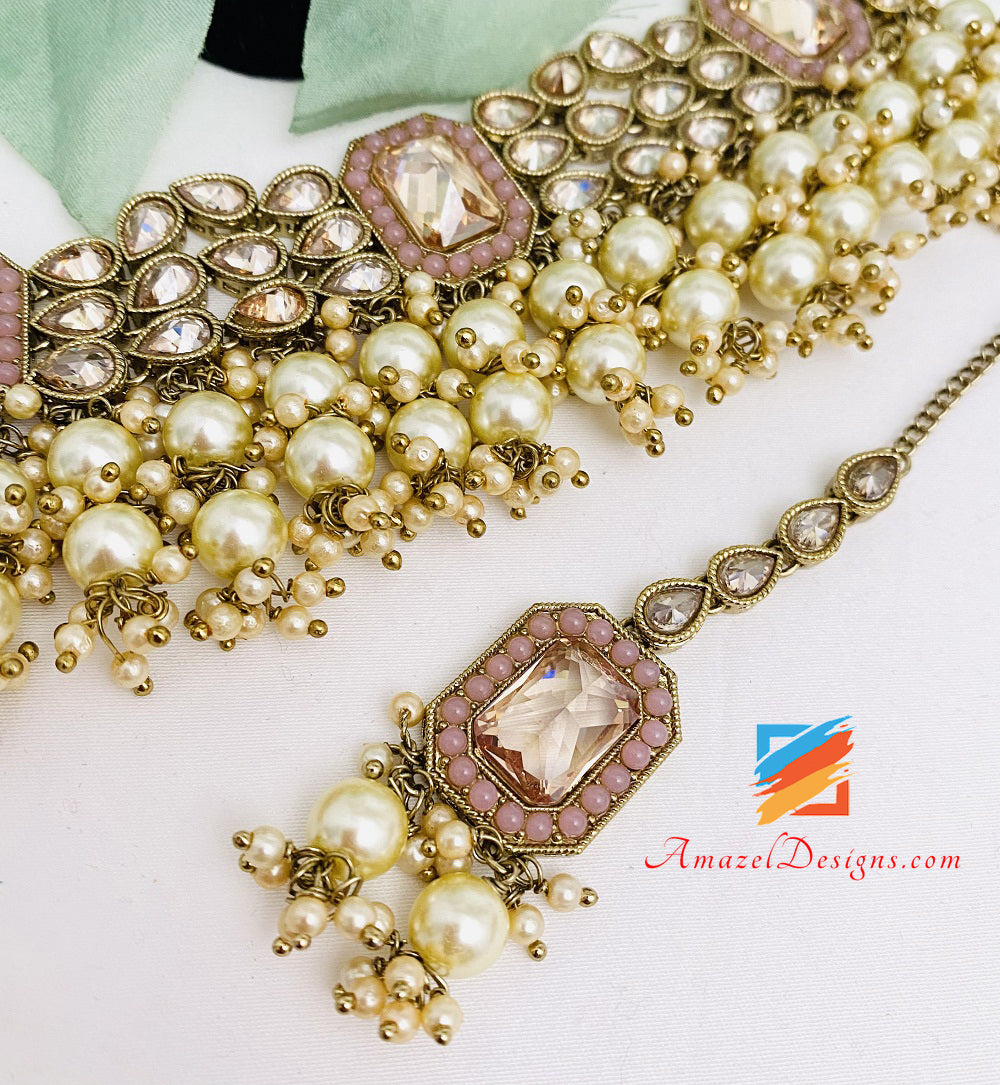 Rosa Halsband voller Perlen mit Jhumki-Ohrringen und Tikka-Set