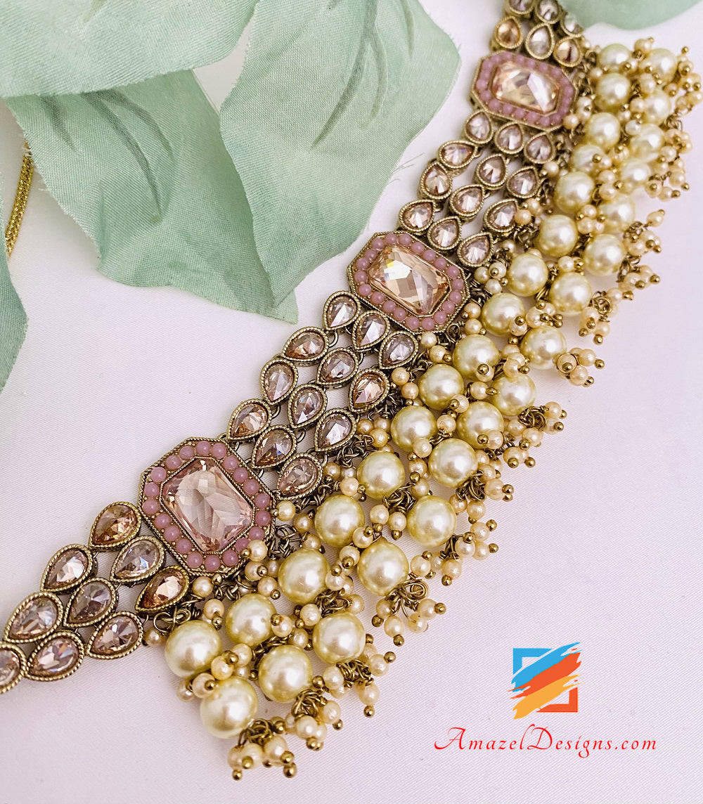 Rosa Halsband voller Perlen mit Jhumki-Ohrringen und Tikka-Set