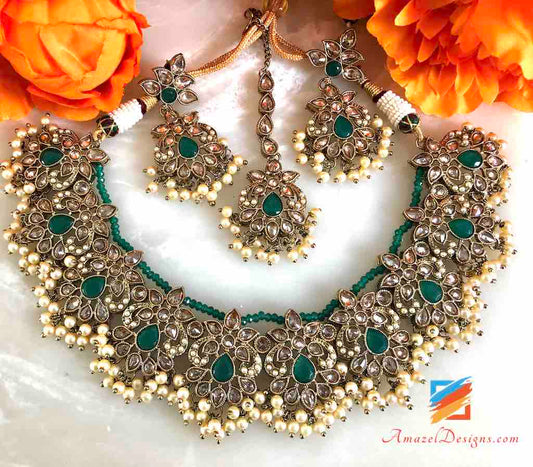 Collana Polki Emerald con orecchini e set Tikka 