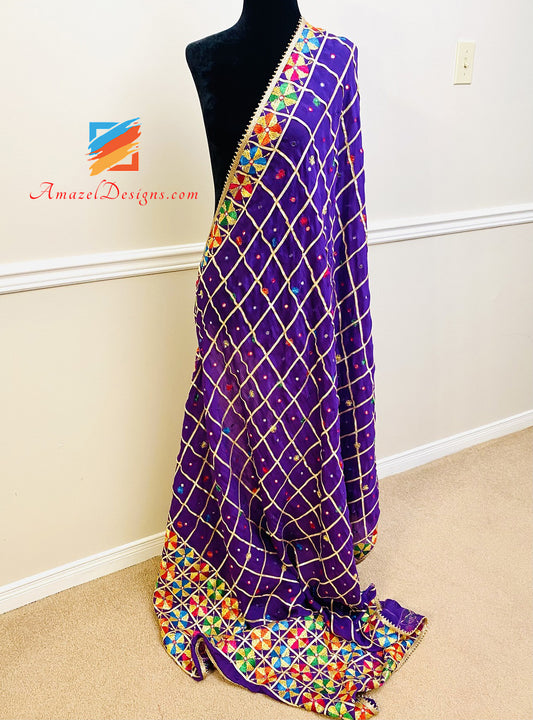 Lila Jaamani Aari und Mirror Work Phulkari mit Samosa-Spitze 