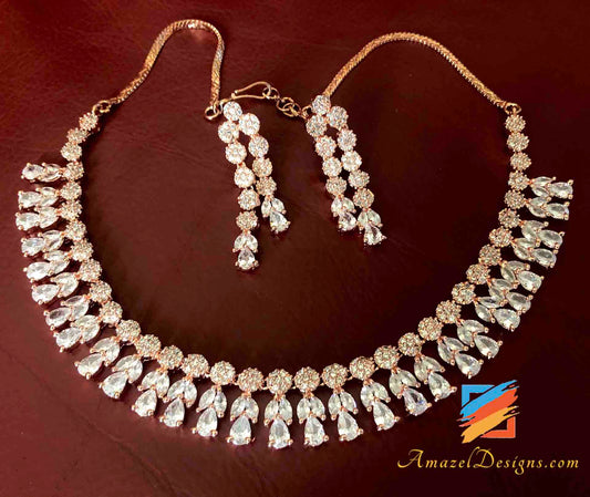 Set mit Halskette und Ohrringen aus Roségold mit amerikanischem Diamant (AD). 