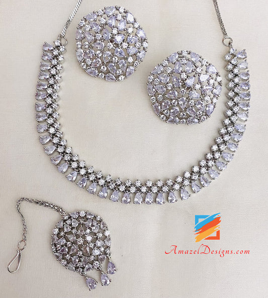 Silbernes American Diamond Studs Tikka- und Single Line-Halskettenset 