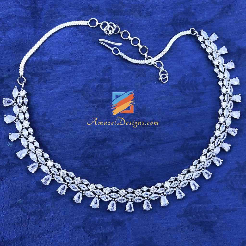 Silberne Halskette mit amerikanischem Diamant (AD). 