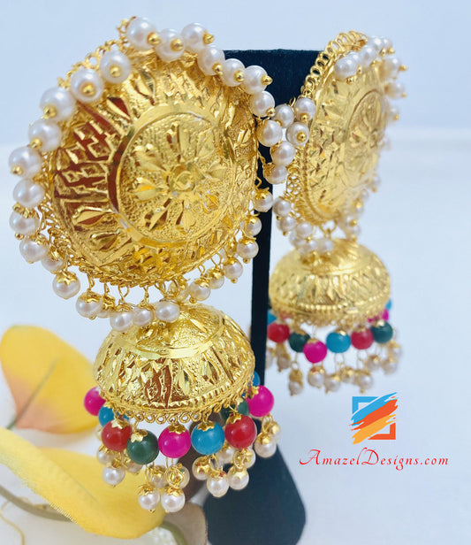 Superleichtes goldenes traditionelles mehrfarbiges Jhumka- und Tikka-Set 