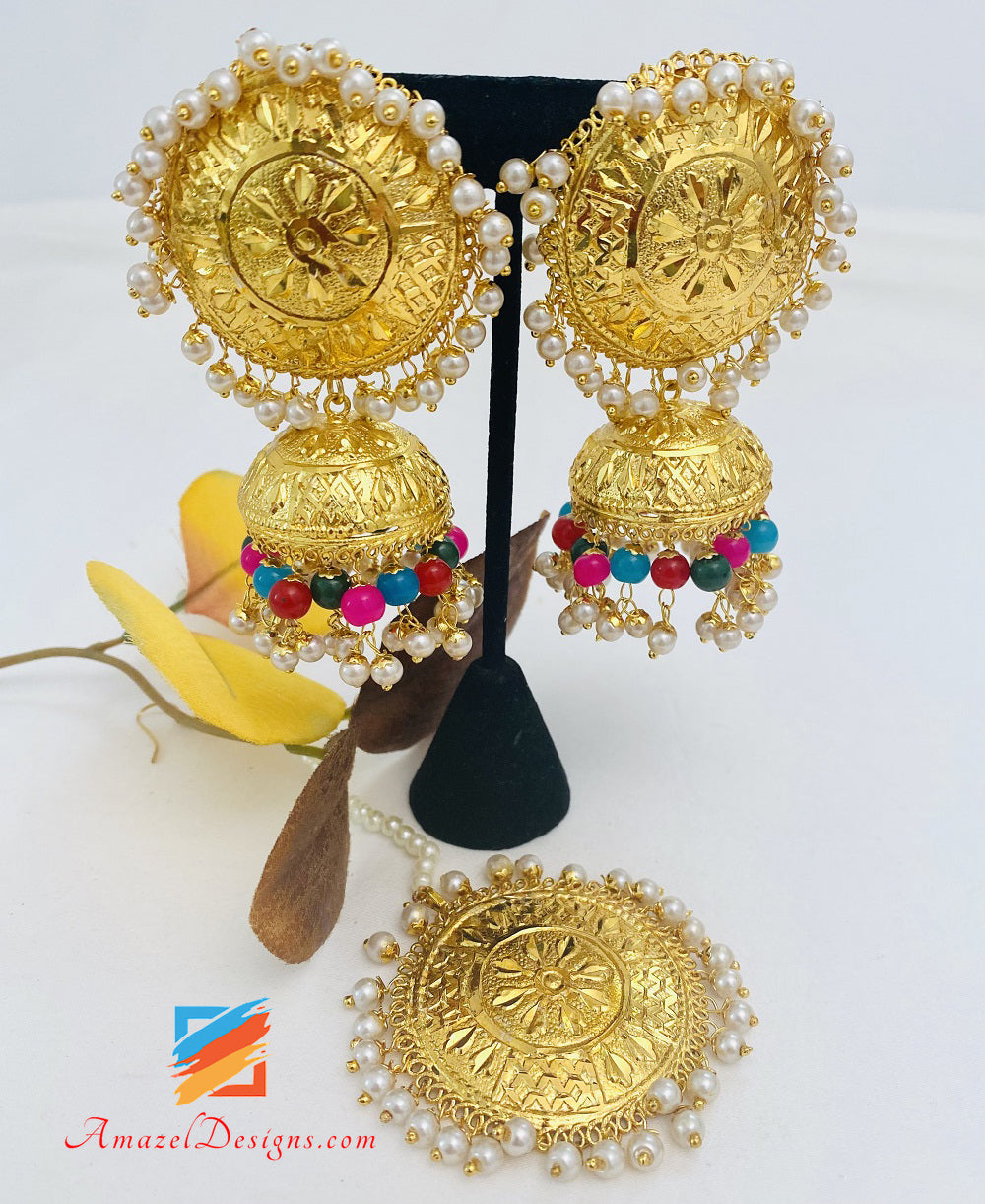 Superleichtes goldenes traditionelles mehrfarbiges Jhumka- und Tikka-Set 