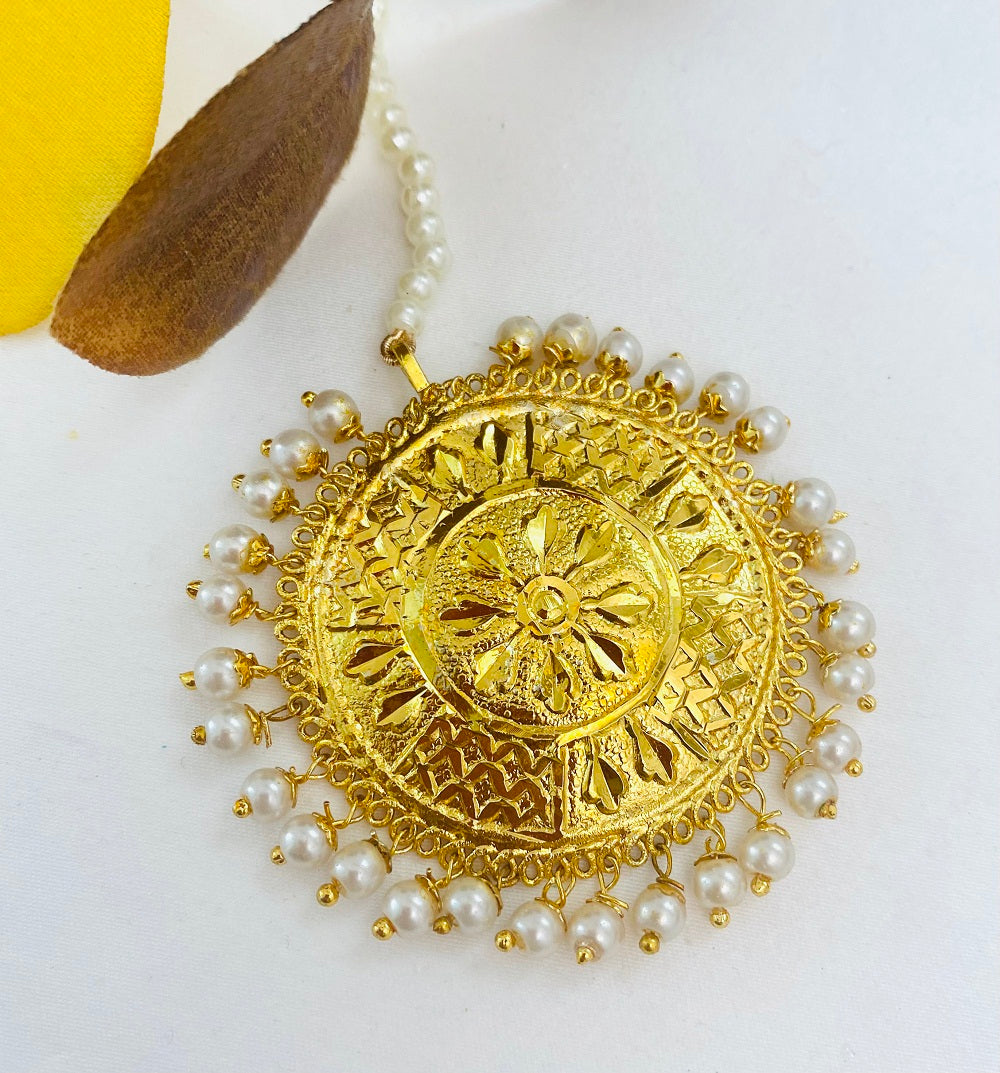 Superleichtes goldenes traditionelles mehrfarbiges Jhumka- und Tikka-Set 