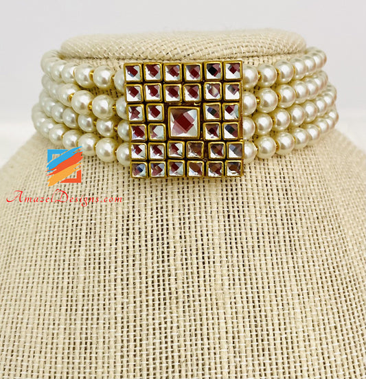 Weiße Perlen Kundan Leichtes, flexibles Halsband-Ohrstecker-Set 