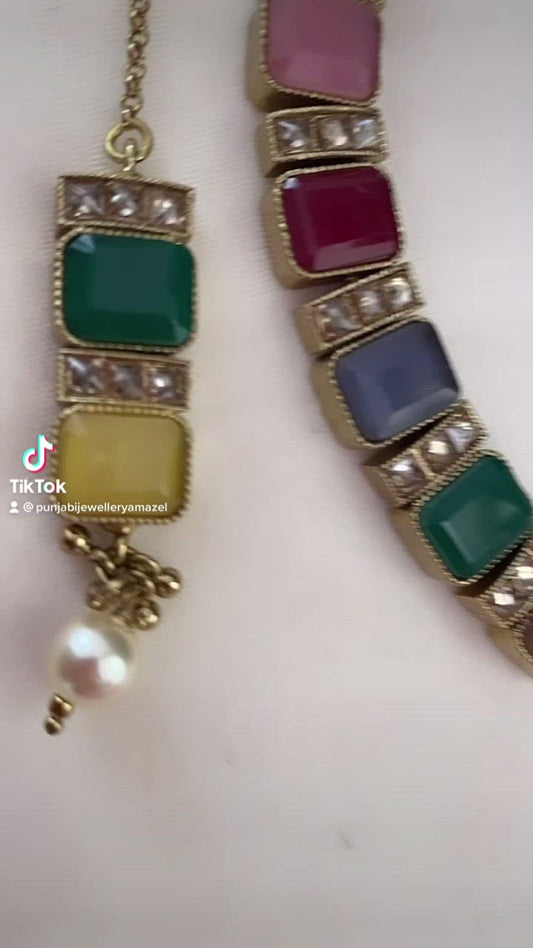 Grünes „Smaragd“-Monalisa-Halsketten-Jhumki-Tikka-Set 
