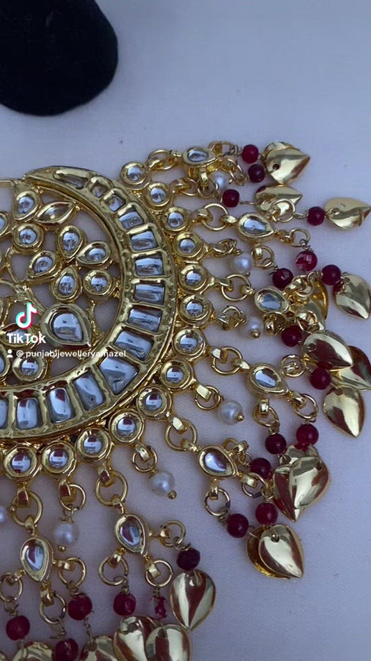 Leichtes, hochwertiges Pipal Patti Maroon Golden Kundan Jhumki Übergroßes Tikka-Set
